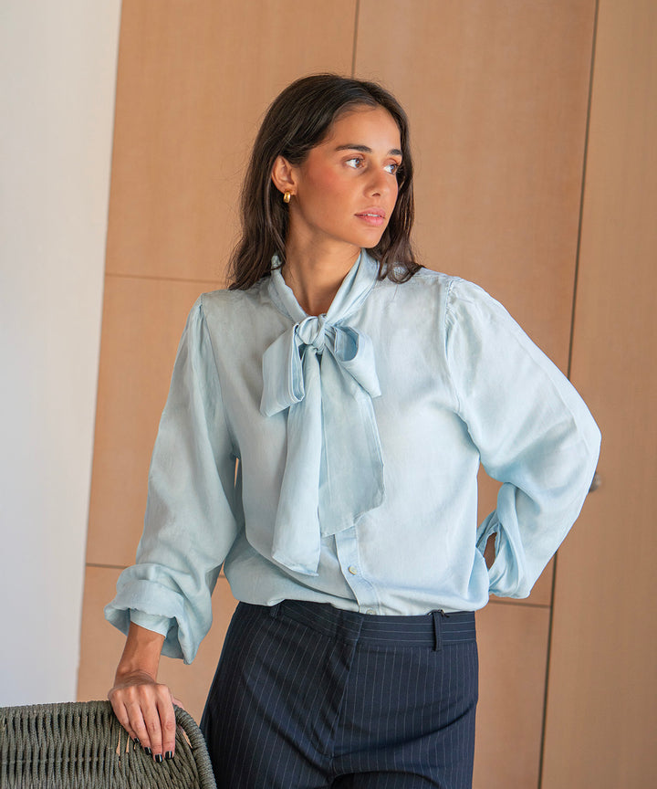 Camisa con lazada al cuello