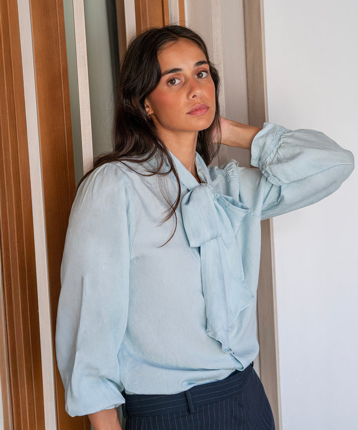 Camisa con lazada al cuello