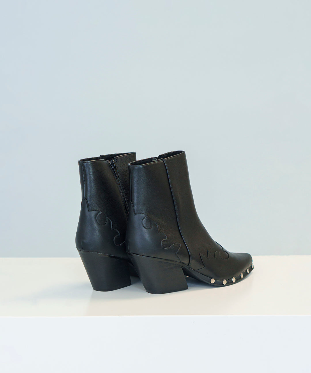 Short boots with studs