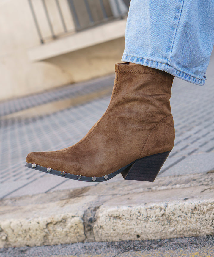 Short camel ankle boot with studs