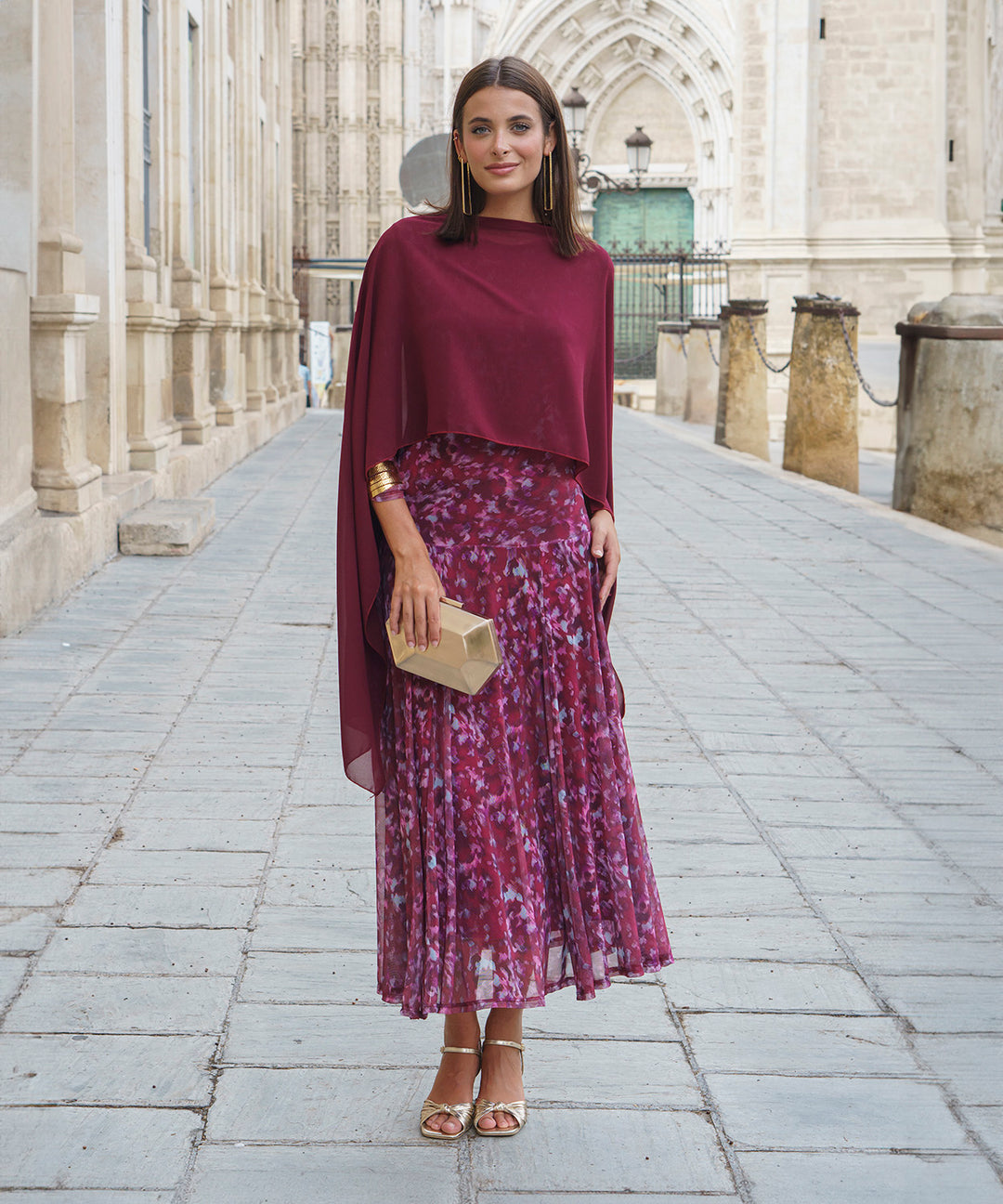 Total look Vestido Mesina y capa vino a juego