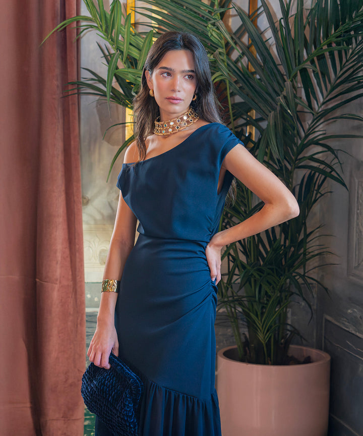 Vestido largo Imena azul marino drapeado con escote barco y bajo fluido para invitada de boda