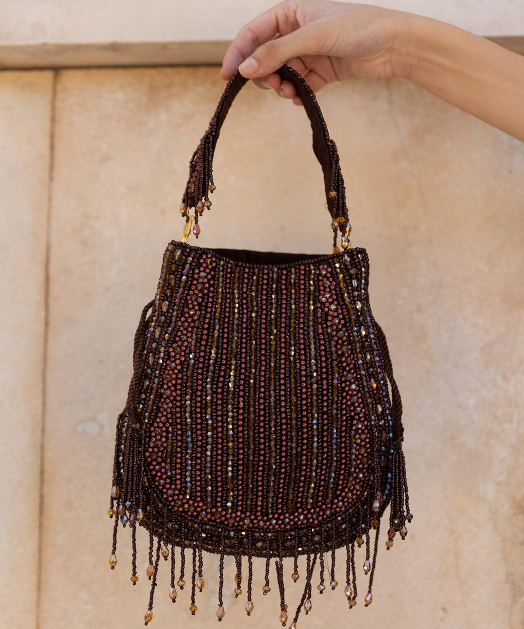 Bolso Sira limosnera de fiesta bordada en abalorios marrón y bronce con flecos de cristal