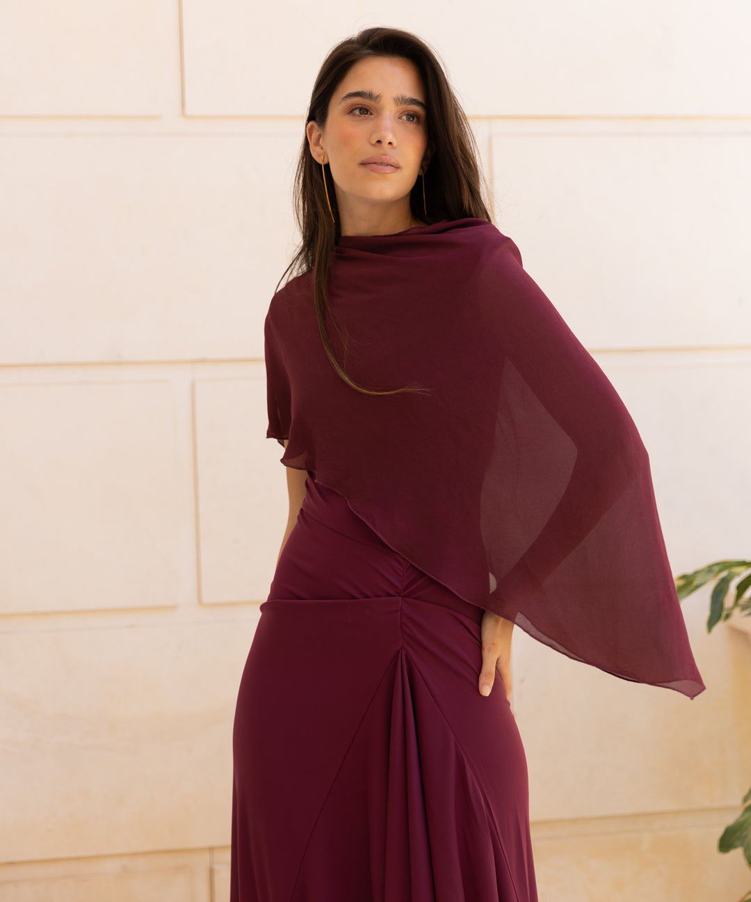 total look capa violetta y vestido clavel de alliwant