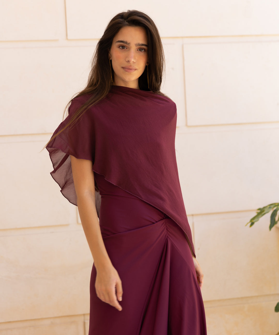 Capa de gasa Violetta borgoña corta y asimétrica para invitada de boda y vestidos de fiesta